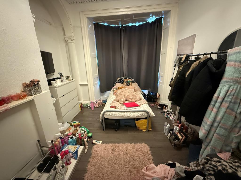 Lot: 126 - SUBSTANTIAL PERIOD PROPERTY WITH PLANNING FOR SEVEN FLATS - Bedroom four
